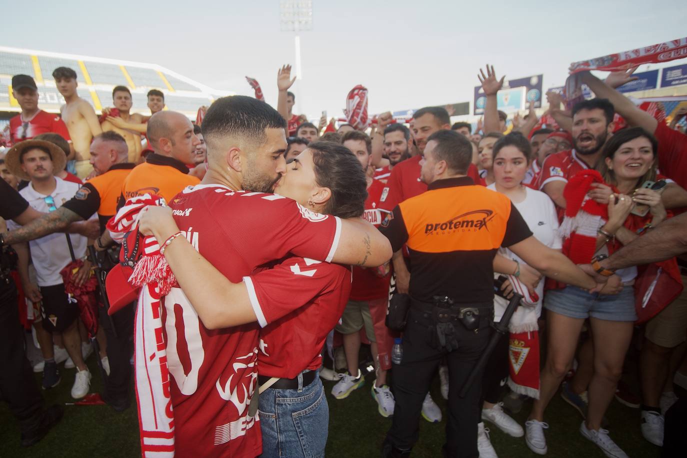 Fotos: La celebración del ascenso del Real Murcia tras el partido, en imágenes