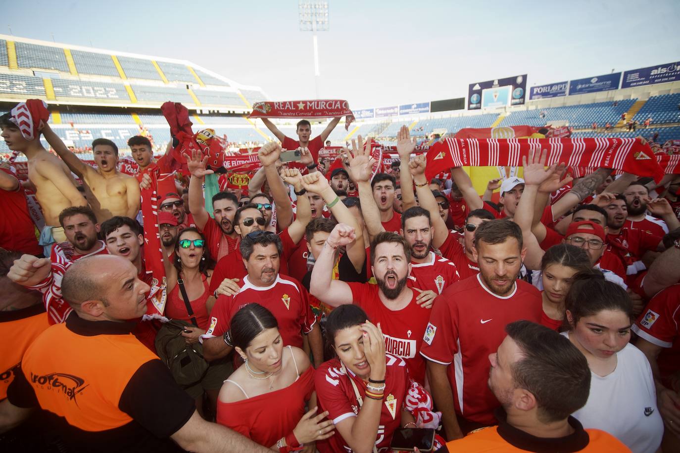 Fotos: La celebración del ascenso del Real Murcia tras el partido, en imágenes