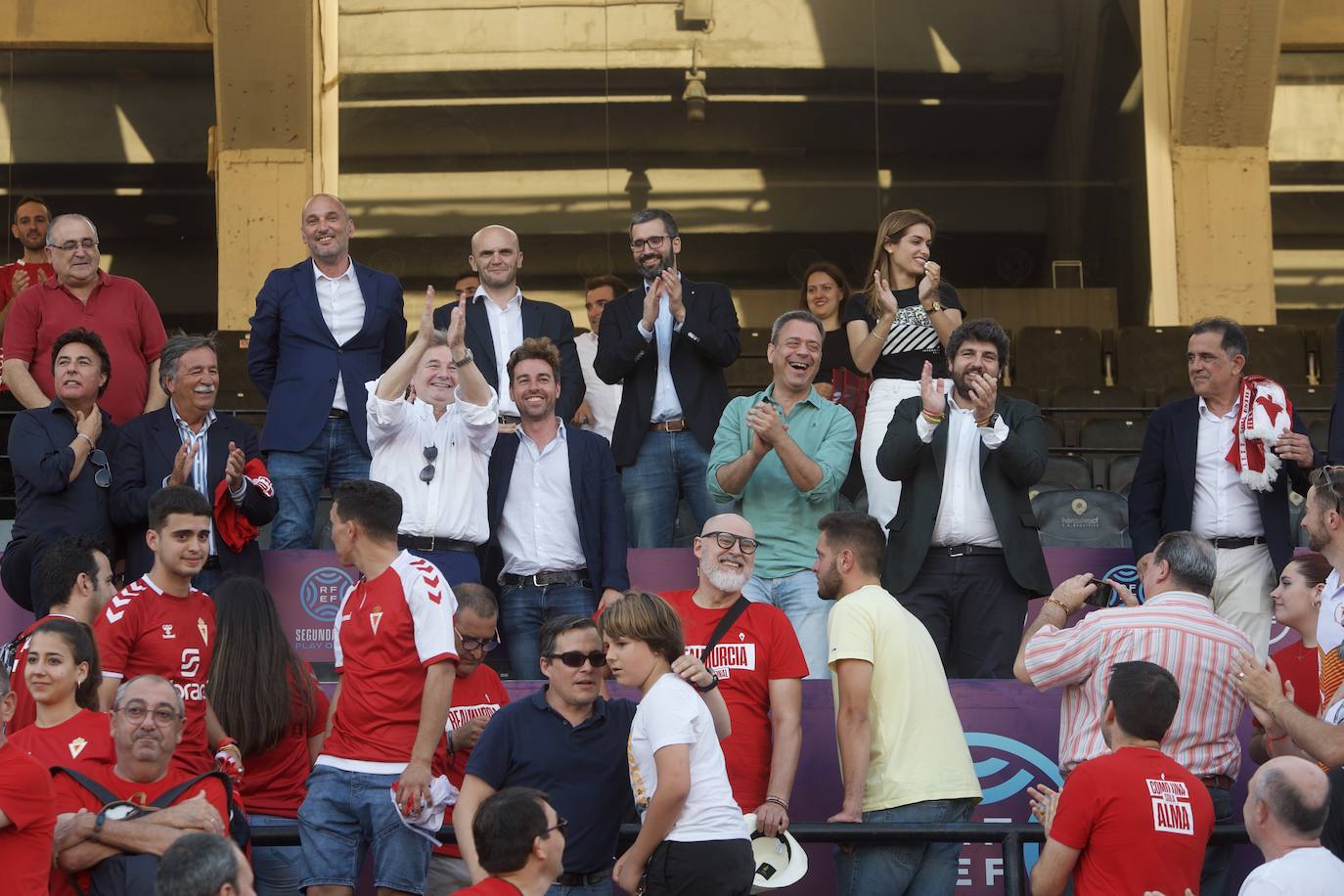 Fotos: La celebración del ascenso del Real Murcia tras el partido, en imágenes