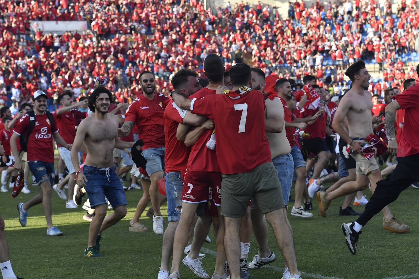 Fotos: La celebración del ascenso del Real Murcia tras el partido, en imágenes