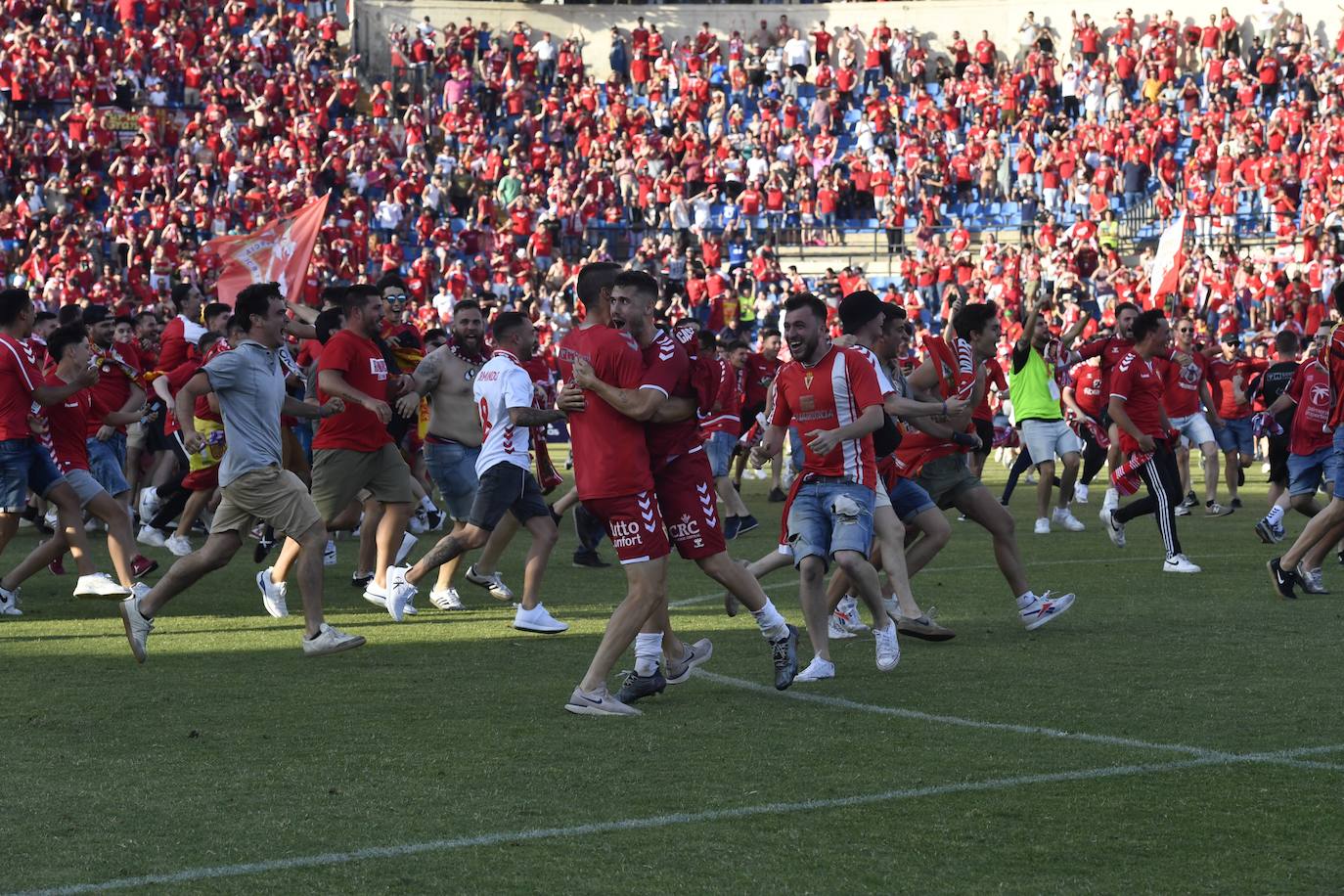 Fotos: La celebración del ascenso del Real Murcia tras el partido, en imágenes