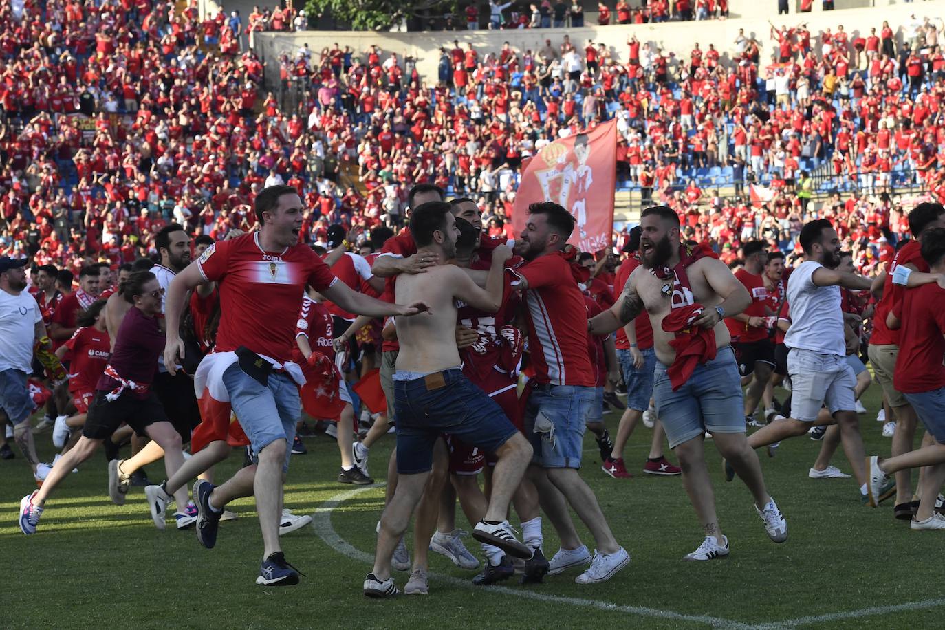 Fotos: La celebración del ascenso del Real Murcia tras el partido, en imágenes