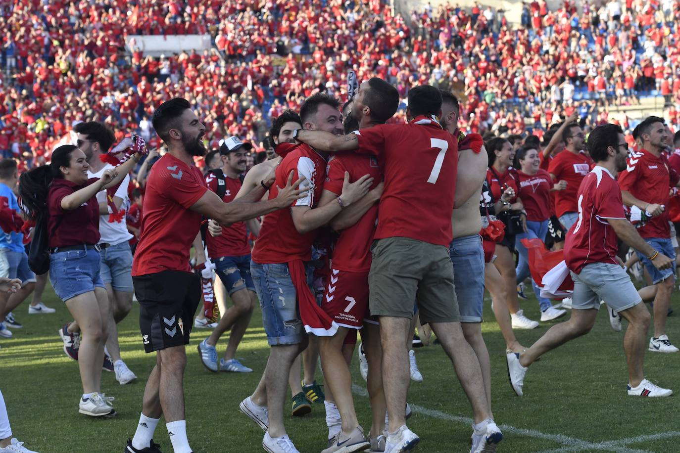 Fotos: La celebración del ascenso del Real Murcia tras el partido, en imágenes