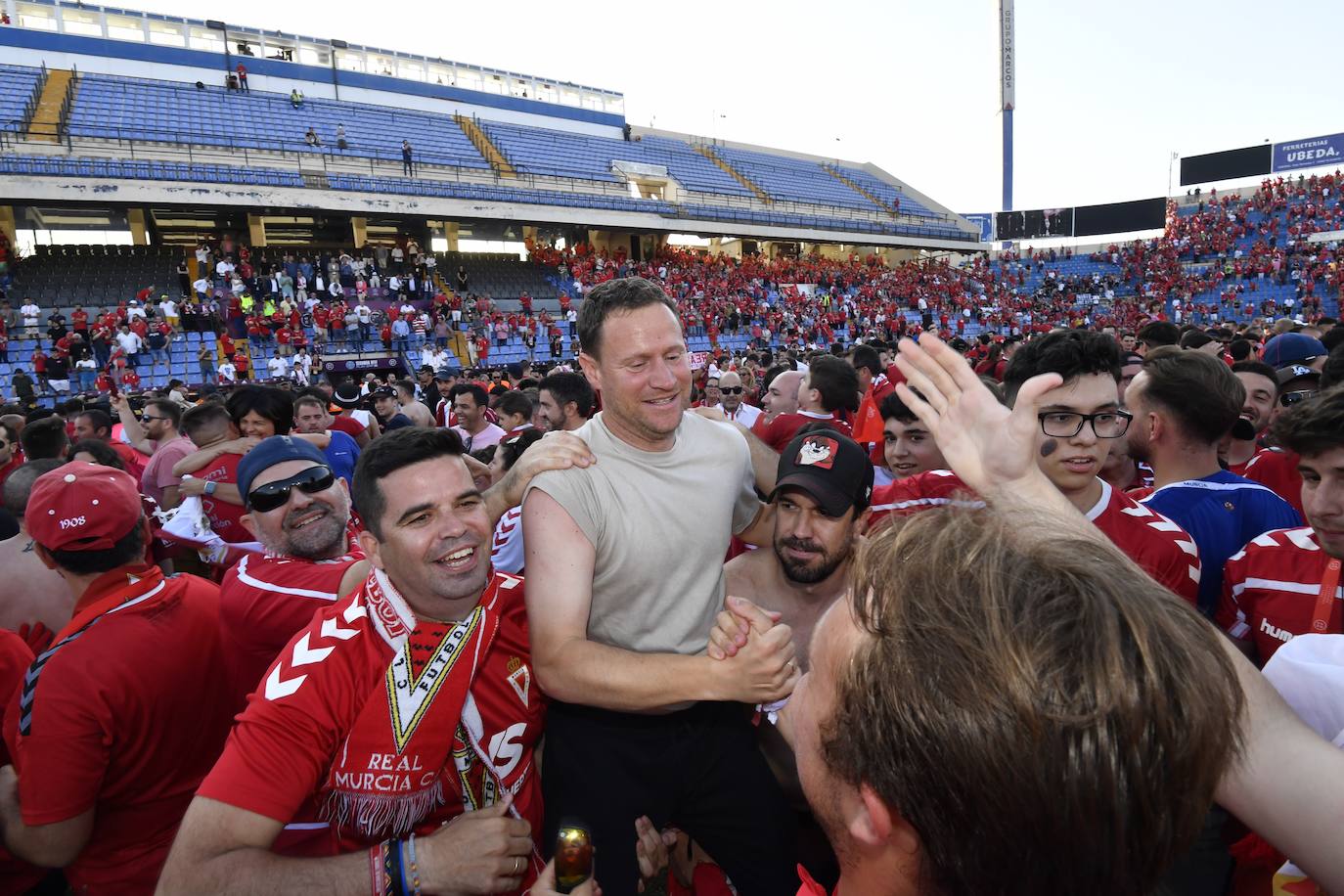 Fotos: La celebración del ascenso del Real Murcia tras el partido, en imágenes