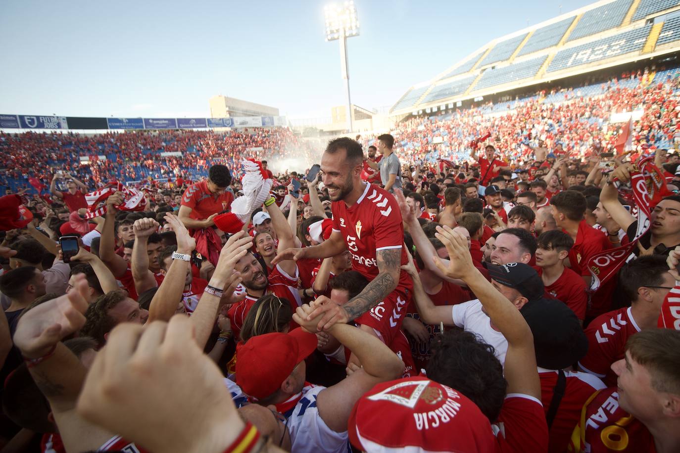 Fotos: La celebración del ascenso del Real Murcia tras el partido, en imágenes