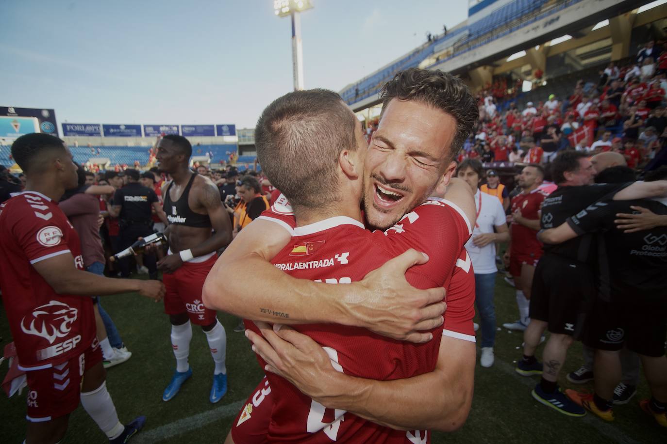 Fotos: La celebración del ascenso del Real Murcia tras el partido, en imágenes