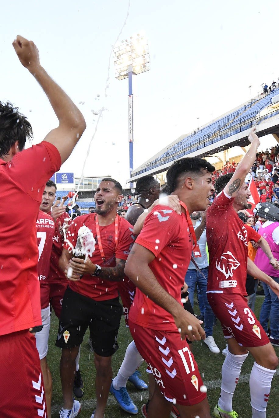 Fotos: La celebración del ascenso del Real Murcia tras el partido, en imágenes