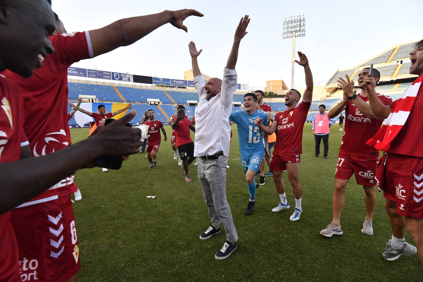 Fotos: La celebración del ascenso del Real Murcia tras el partido, en imágenes