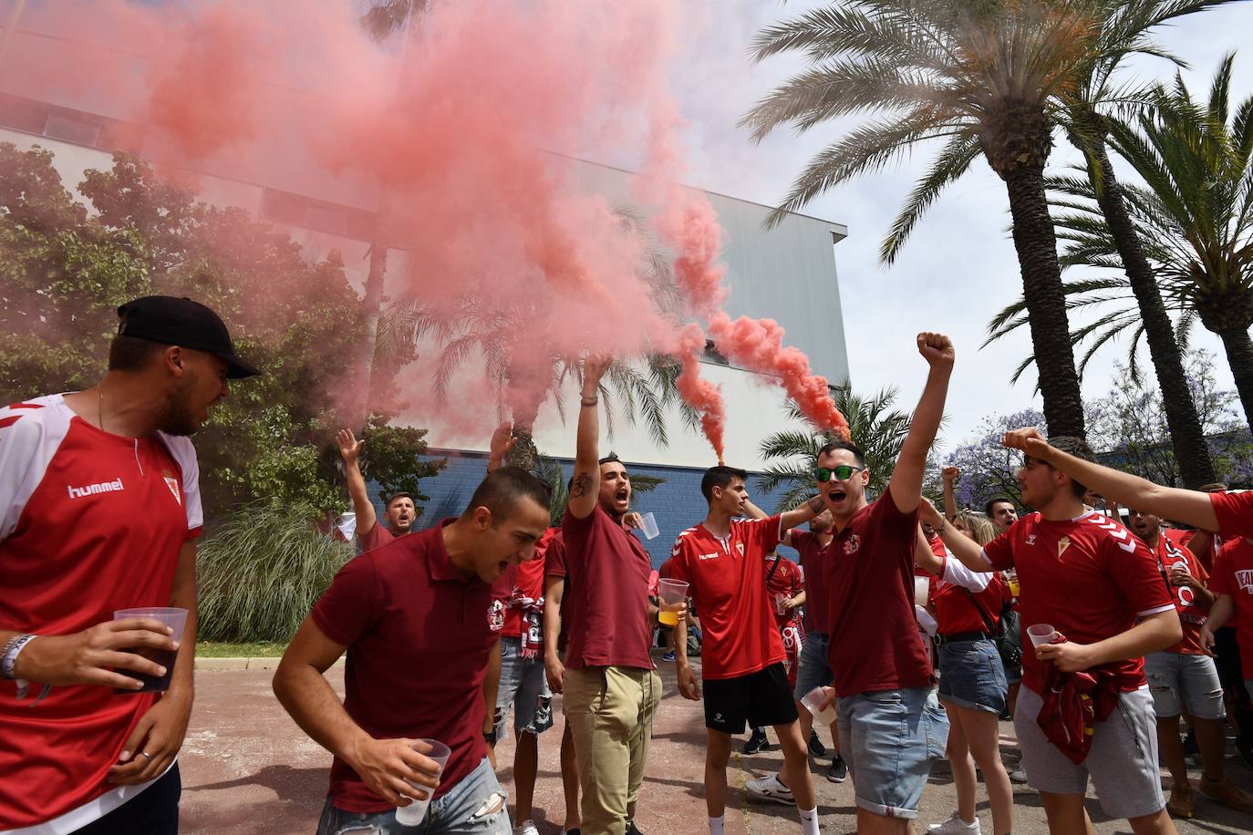 Fotos: Miles de almas granas recibieron al Real Murcia antes de la gran final por el ascenso