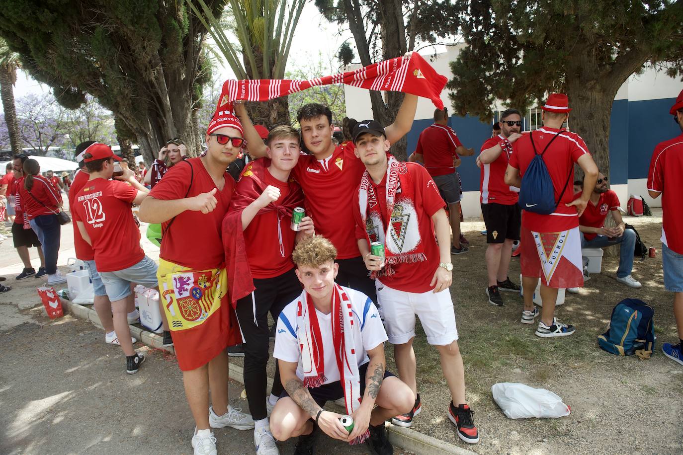 Fotos: Miles de almas granas recibieron al Real Murcia antes de la gran final por el ascenso