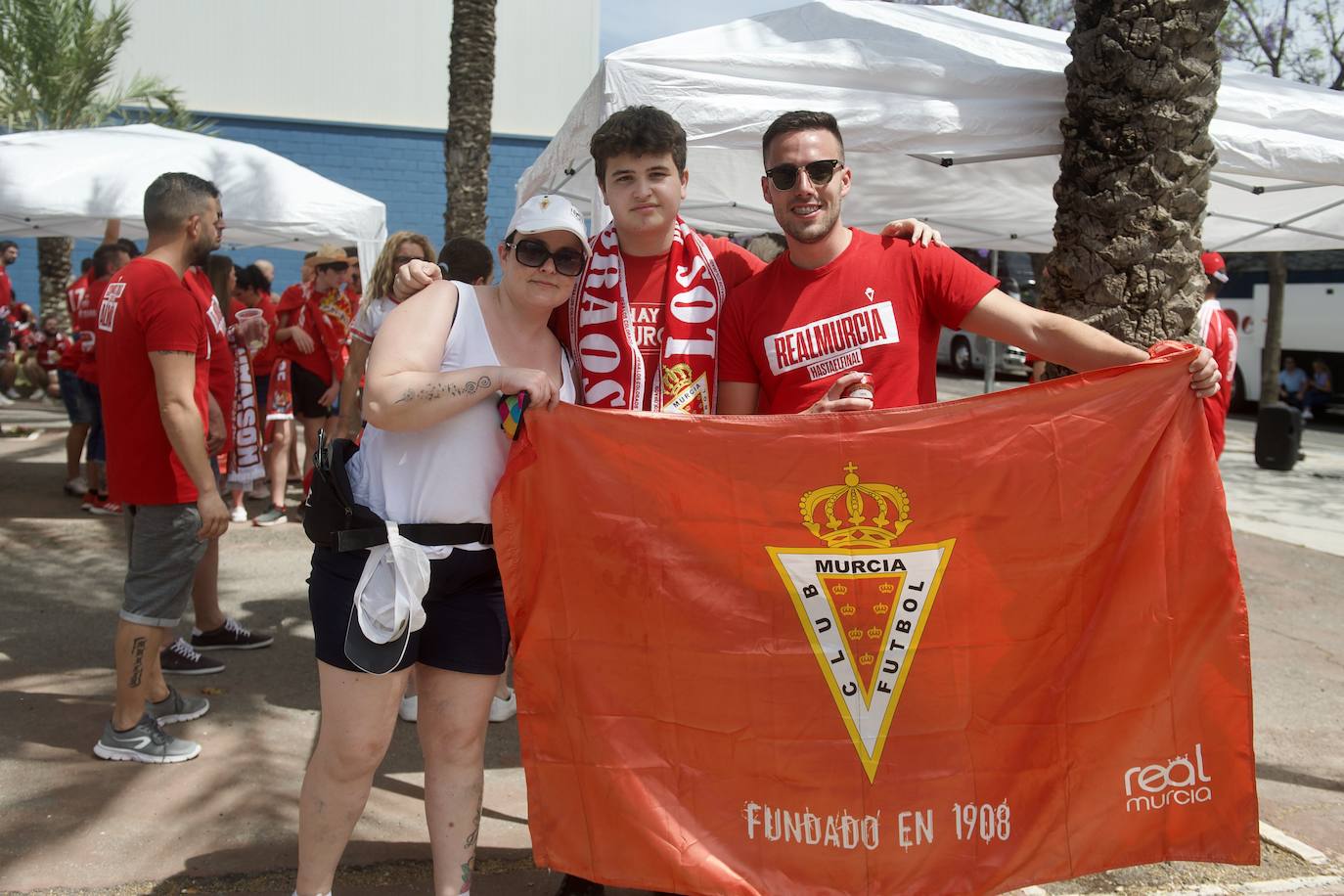 Fotos: Miles de almas granas recibieron al Real Murcia antes de la gran final por el ascenso