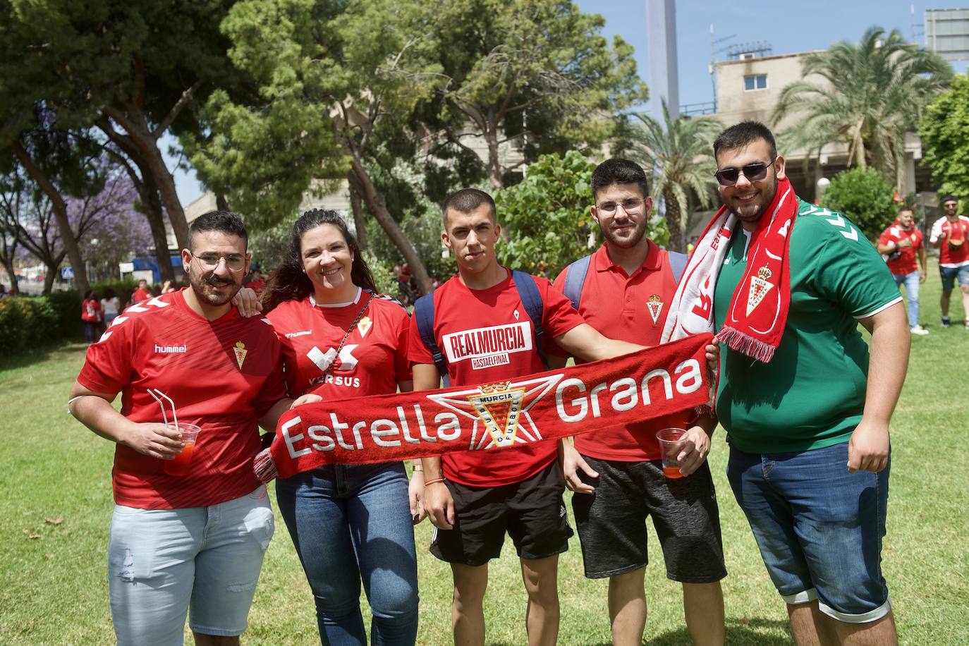 Fotos: Miles de almas granas recibieron al Real Murcia antes de la gran final por el ascenso