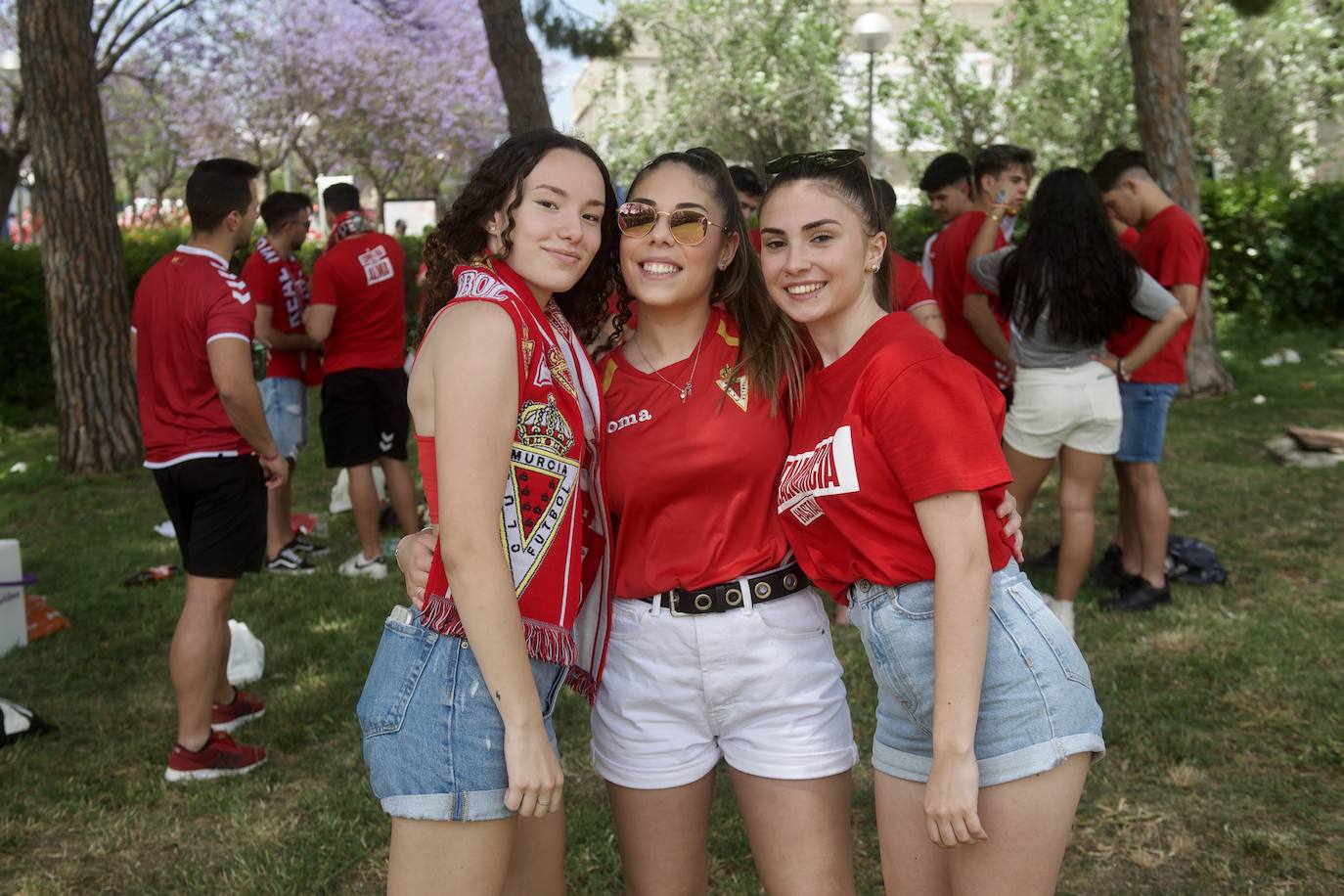 Fotos: Miles de almas granas recibieron al Real Murcia antes de la gran final por el ascenso