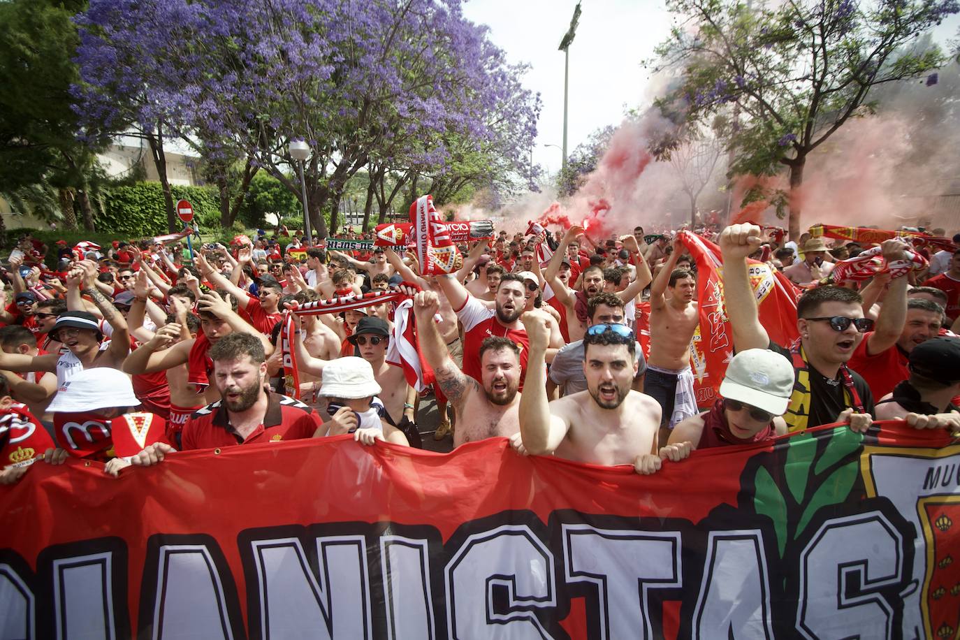 Fotos: Miles de almas granas recibieron al Real Murcia antes de la gran final por el ascenso