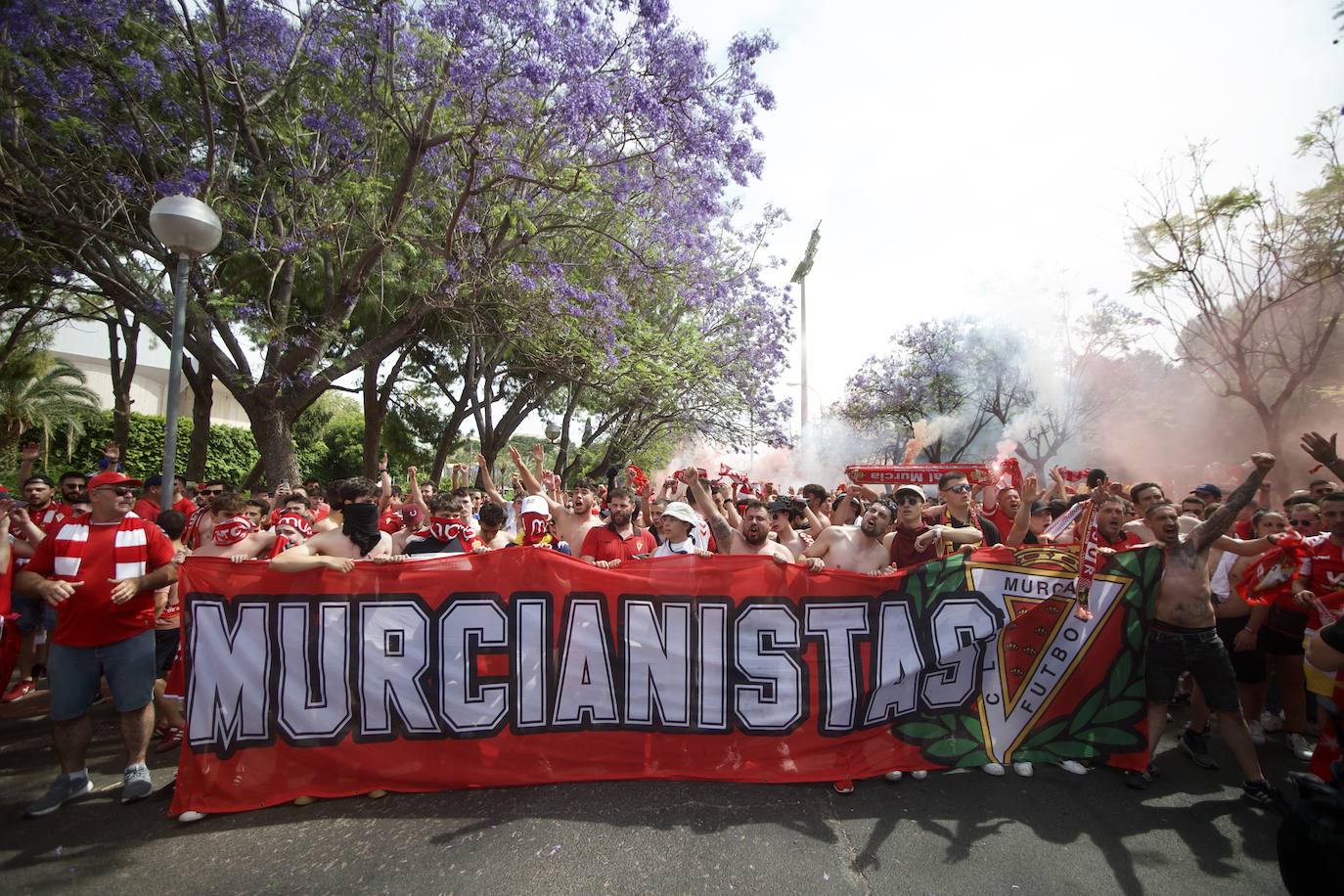 Fotos: Miles de almas granas recibieron al Real Murcia antes de la gran final por el ascenso