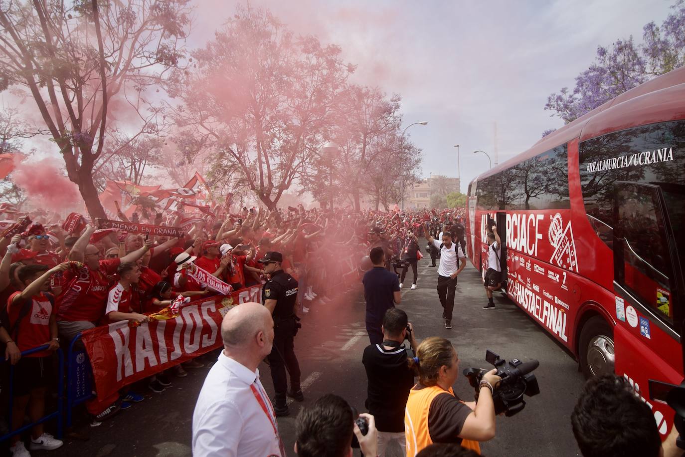 Fotos: Miles de almas granas recibieron al Real Murcia antes de la gran final por el ascenso