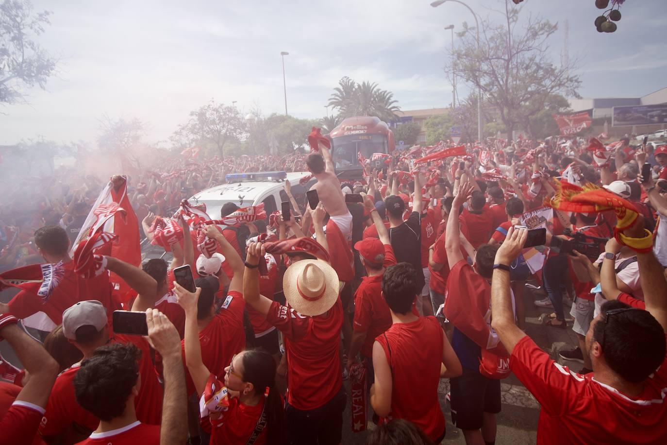 Fotos: Miles de almas granas recibieron al Real Murcia antes de la gran final por el ascenso