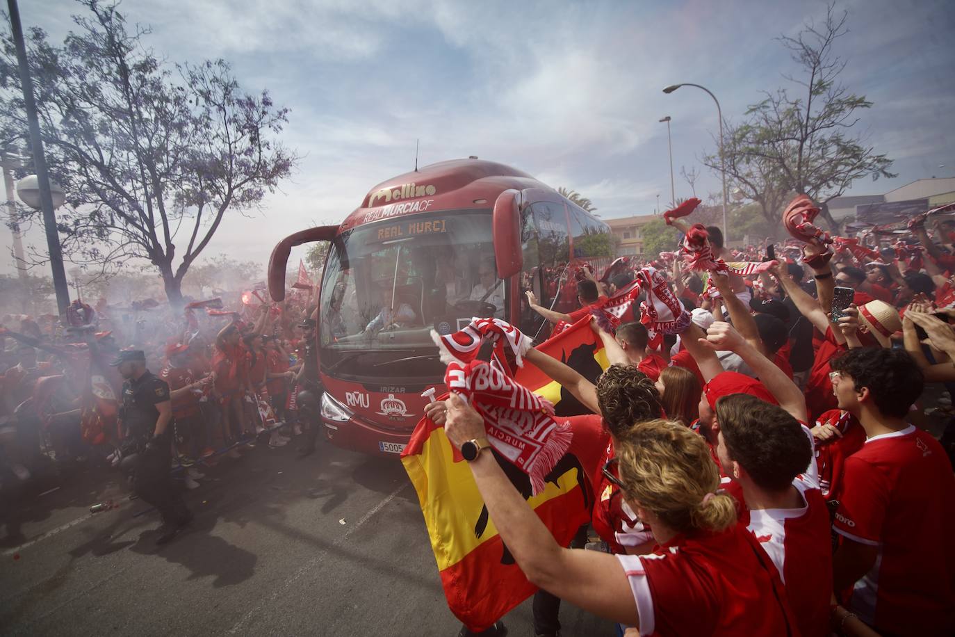 Fotos: Miles de almas granas recibieron al Real Murcia antes de la gran final por el ascenso