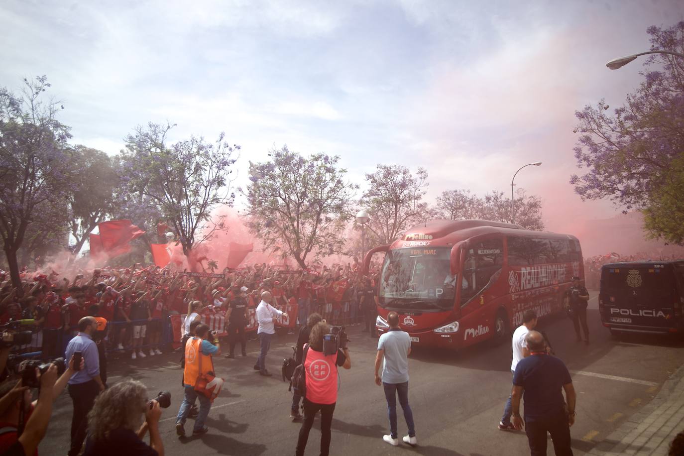 Fotos: Miles de almas granas recibieron al Real Murcia antes de la gran final por el ascenso