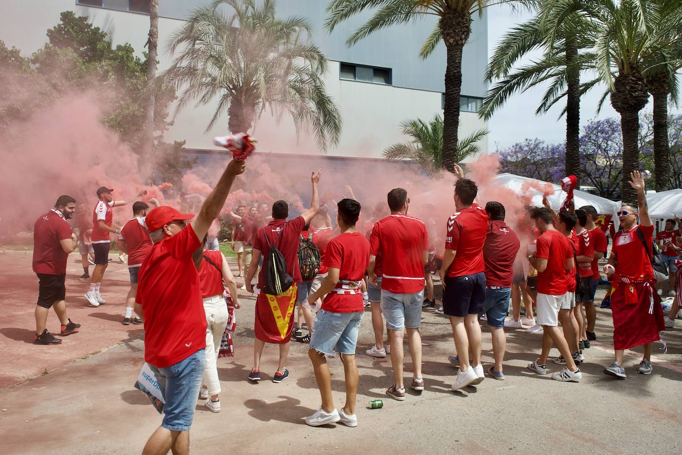 Fotos: Miles de almas granas recibieron al Real Murcia antes de la gran final por el ascenso