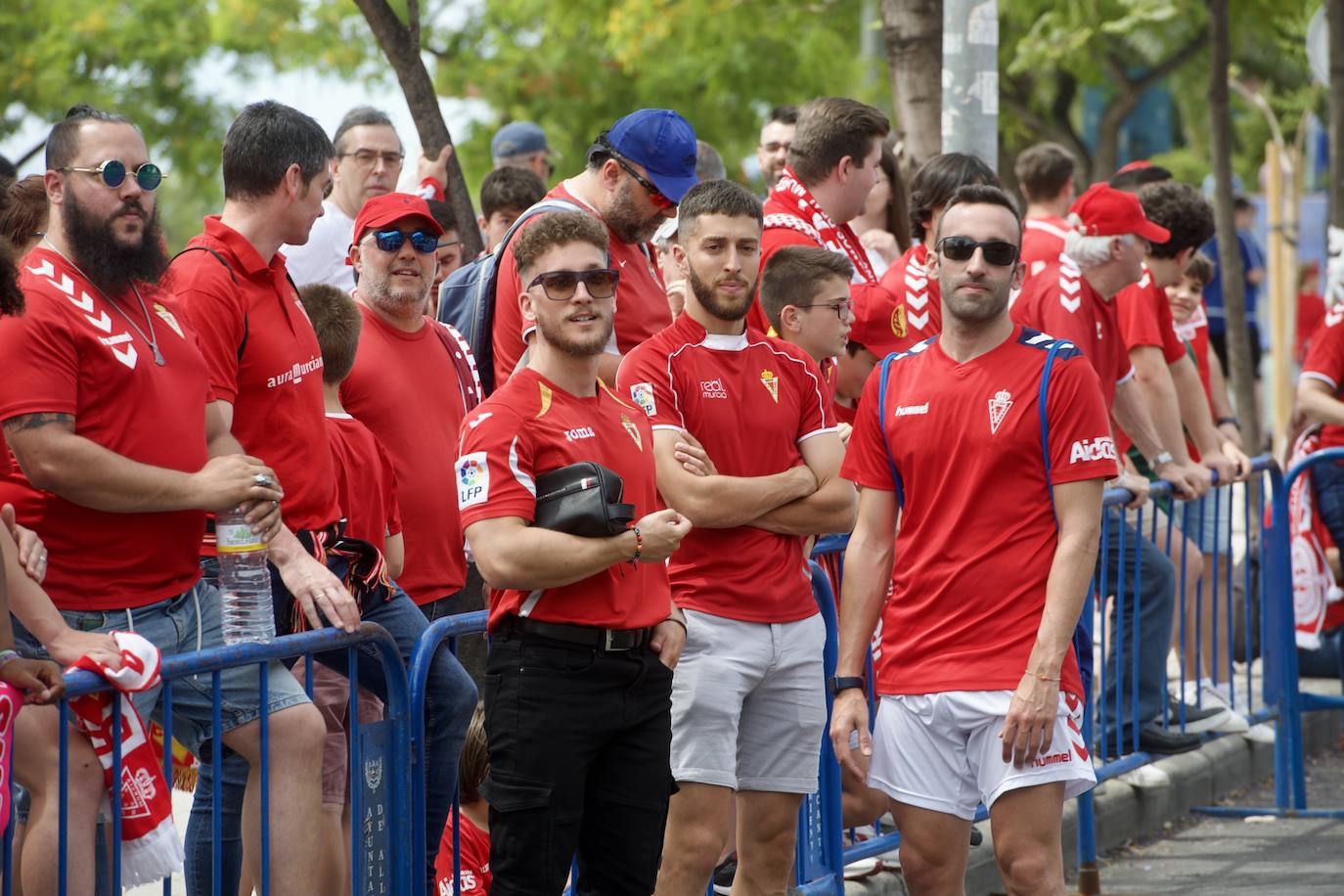 Fotos: Miles de almas granas recibieron al Real Murcia antes de la gran final por el ascenso