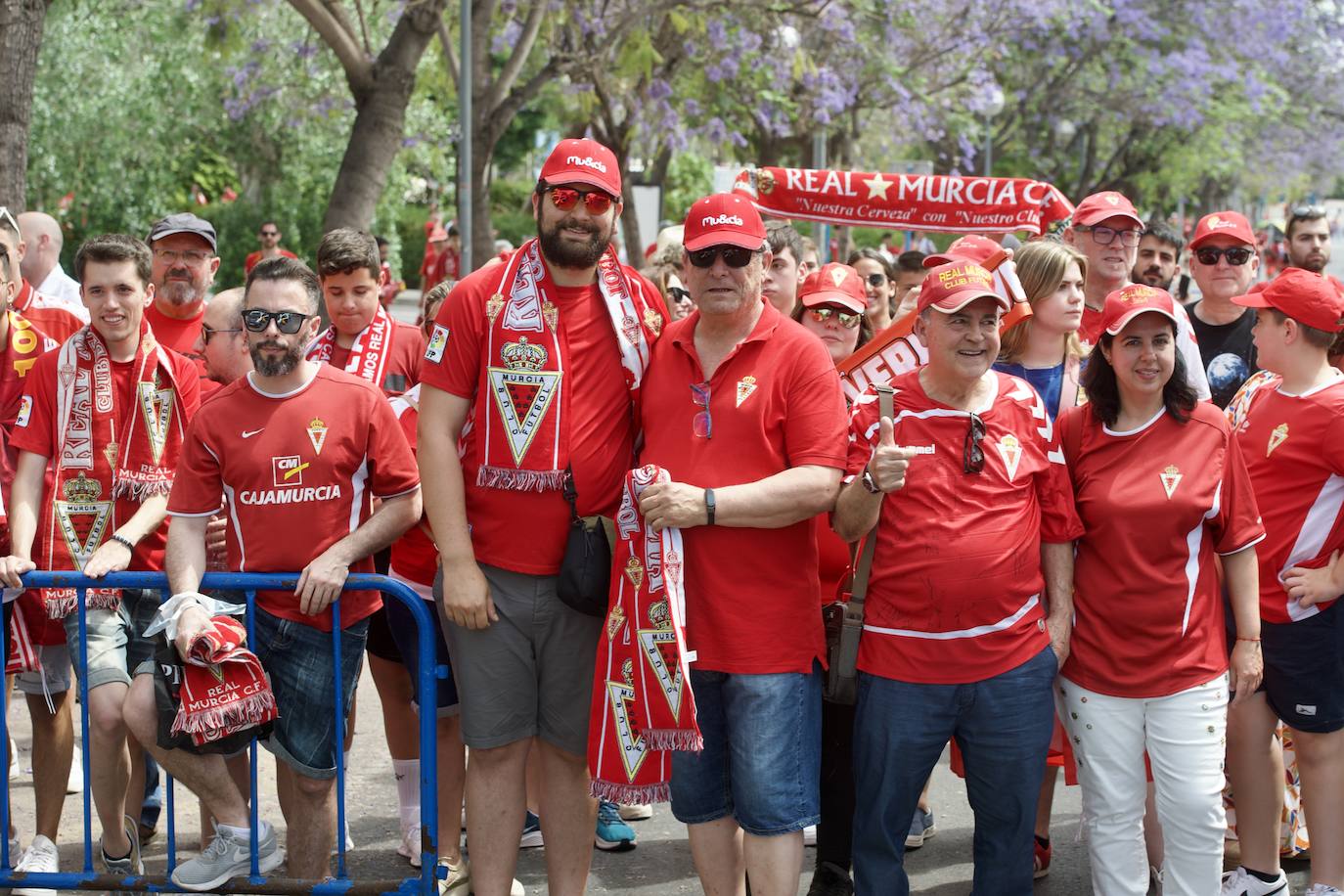 Fotos: Miles de almas granas recibieron al Real Murcia antes de la gran final por el ascenso