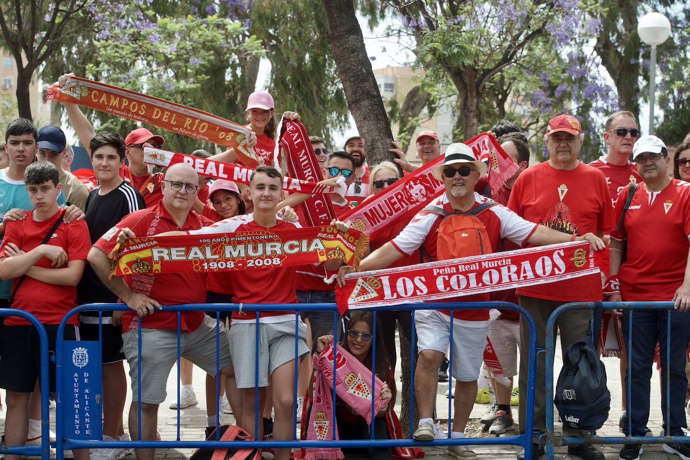 Fotos: Miles de almas granas recibieron al Real Murcia antes de la gran final por el ascenso