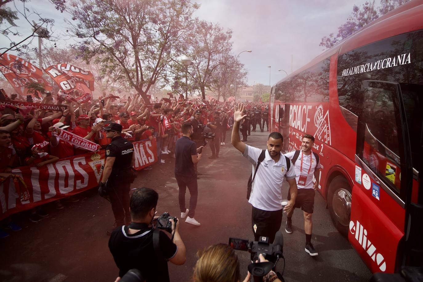 Fotos: Miles de almas granas recibieron al Real Murcia antes de la gran final por el ascenso