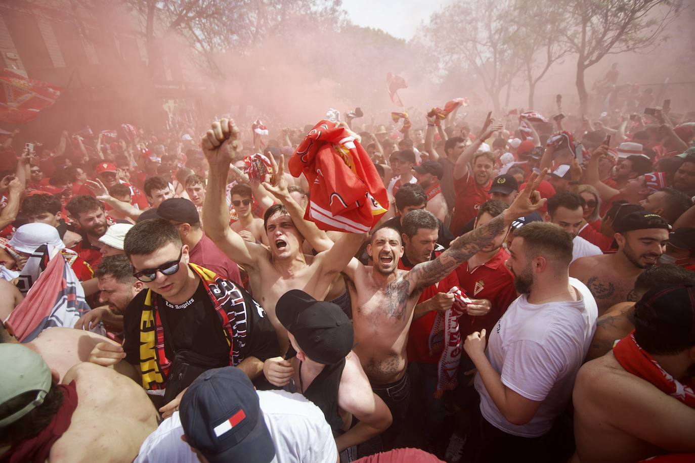 Fotos: Miles de almas granas recibieron al Real Murcia antes de la gran final por el ascenso