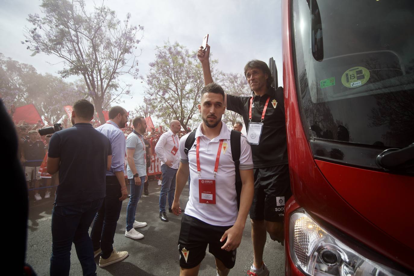 Fotos: Miles de almas granas recibieron al Real Murcia antes de la gran final por el ascenso