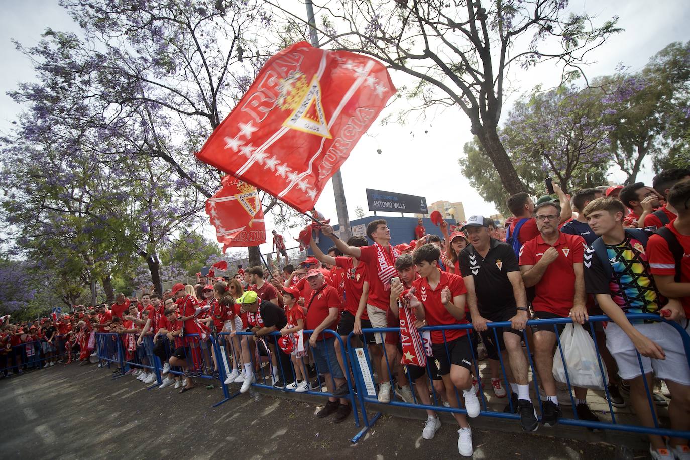 Fotos: Miles de almas granas recibieron al Real Murcia antes de la gran final por el ascenso