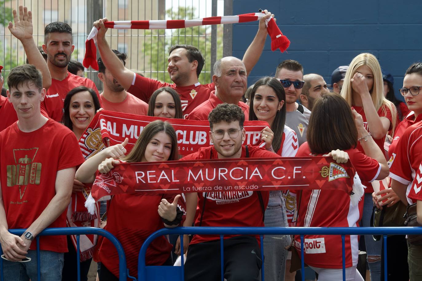 Fotos: Miles de almas granas recibieron al Real Murcia antes de la gran final por el ascenso