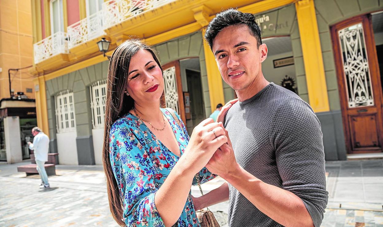 Marta Hernández y Carlos Raúl Tejada, con sus alianzas, delante de la iglesia de los Padres Claretianos, en la calle Jabonerías. 