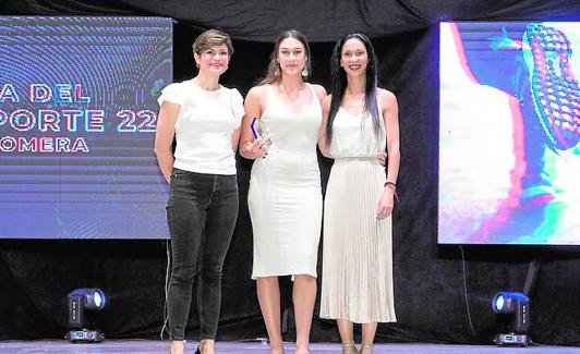 Inma Sánchez, alcaldesa de Santomera, a la izquirda, junto a Carolina Alemán y la entrenadora de la gimnasta.