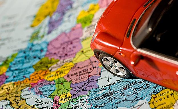 La DGT recuerda las normas que tienes que tener en cuenta si conduces por Europa estas vacaciones