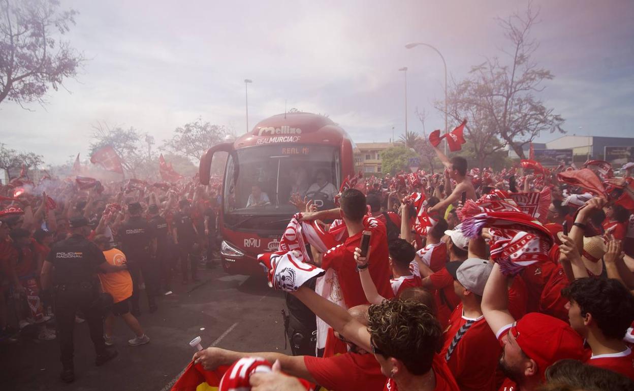 La afición del Real Murcia se volcó en el recibimiento del autobús de su equipo, que hizo acto de presencia en el Rico Pérez una hora y media antes de la choque. 