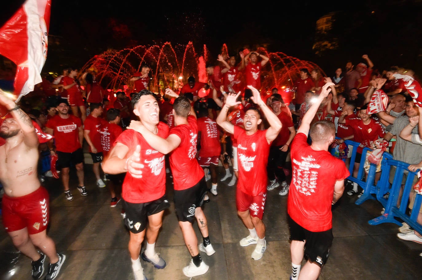 Fotos: Murcianos eufóricos celebran en &#039;La Redonda&#039; el ascenso del Real Murcia