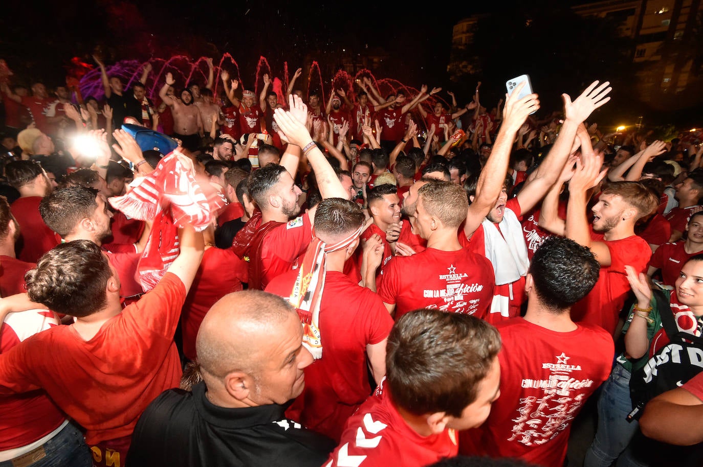 Fotos: Murcianos eufóricos celebran en &#039;La Redonda&#039; el ascenso del Real Murcia