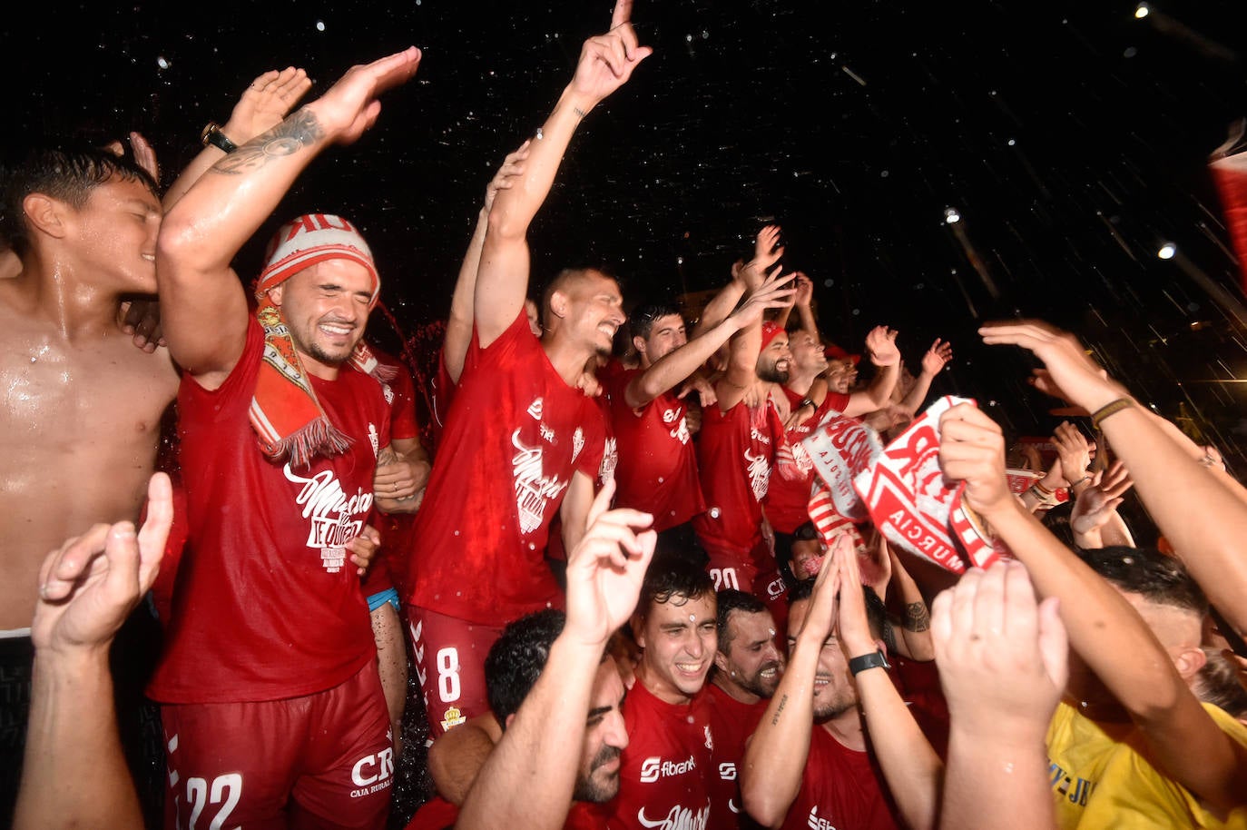 Fotos: Murcianos eufóricos celebran en &#039;La Redonda&#039; el ascenso del Real Murcia