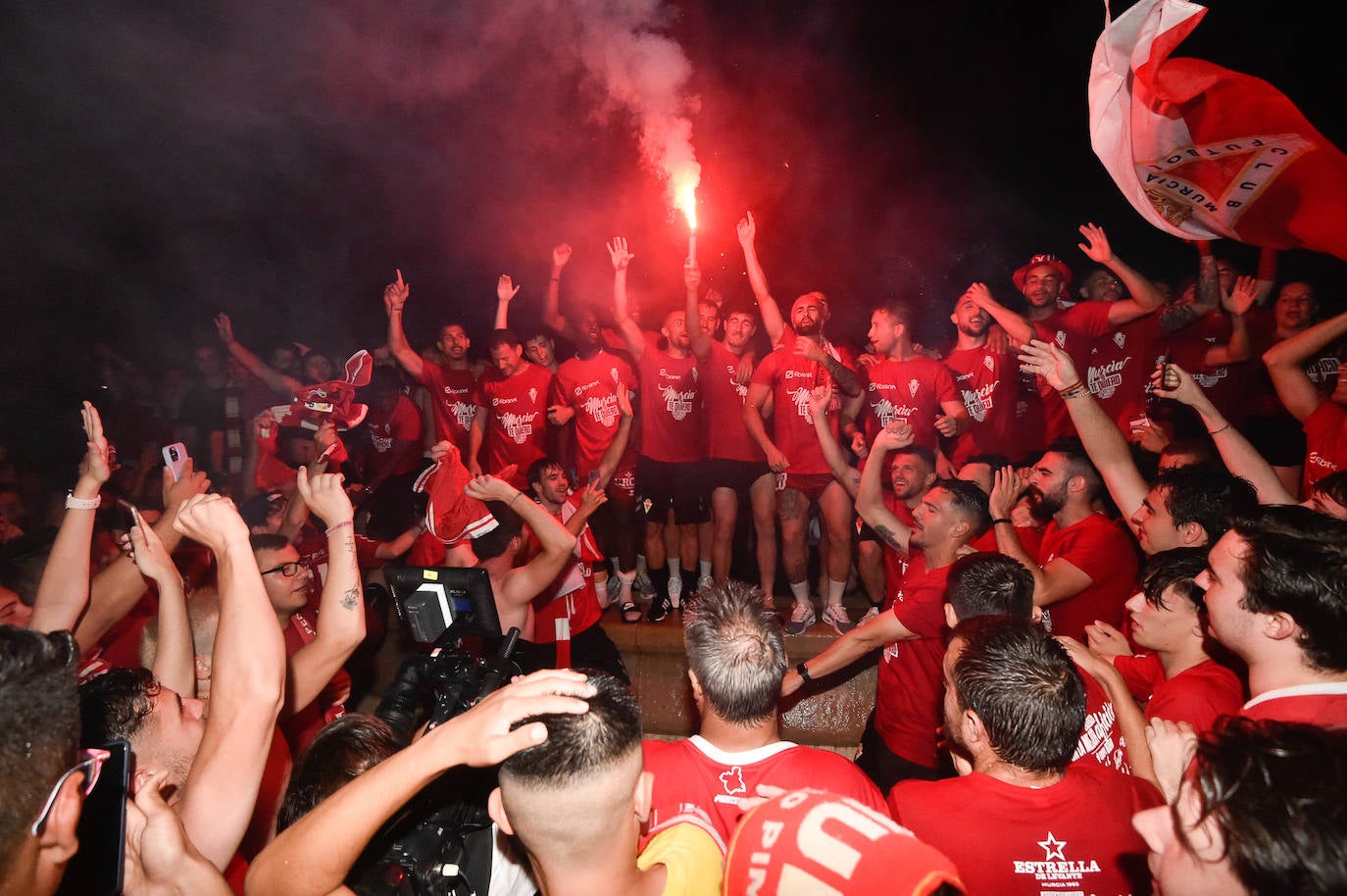 Fotos: Murcianos eufóricos celebran en &#039;La Redonda&#039; el ascenso del Real Murcia