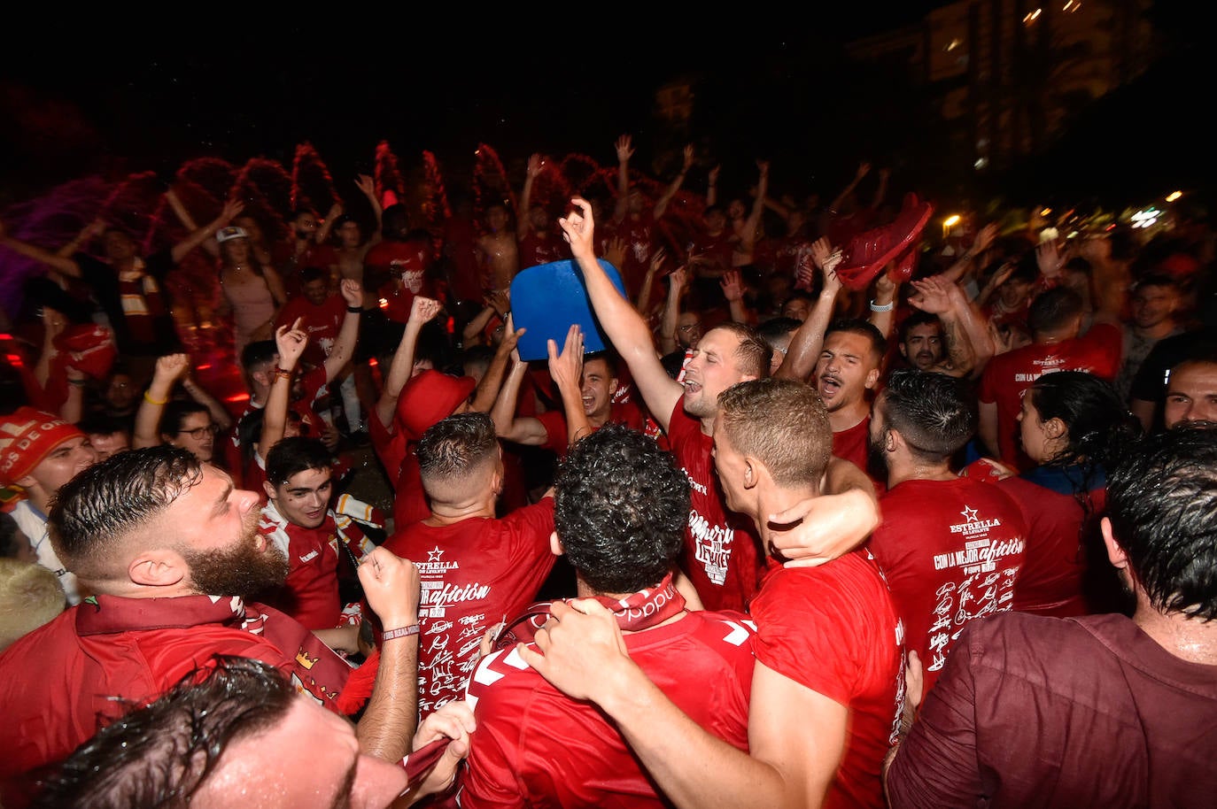 Fotos: Murcianos eufóricos celebran en &#039;La Redonda&#039; el ascenso del Real Murcia