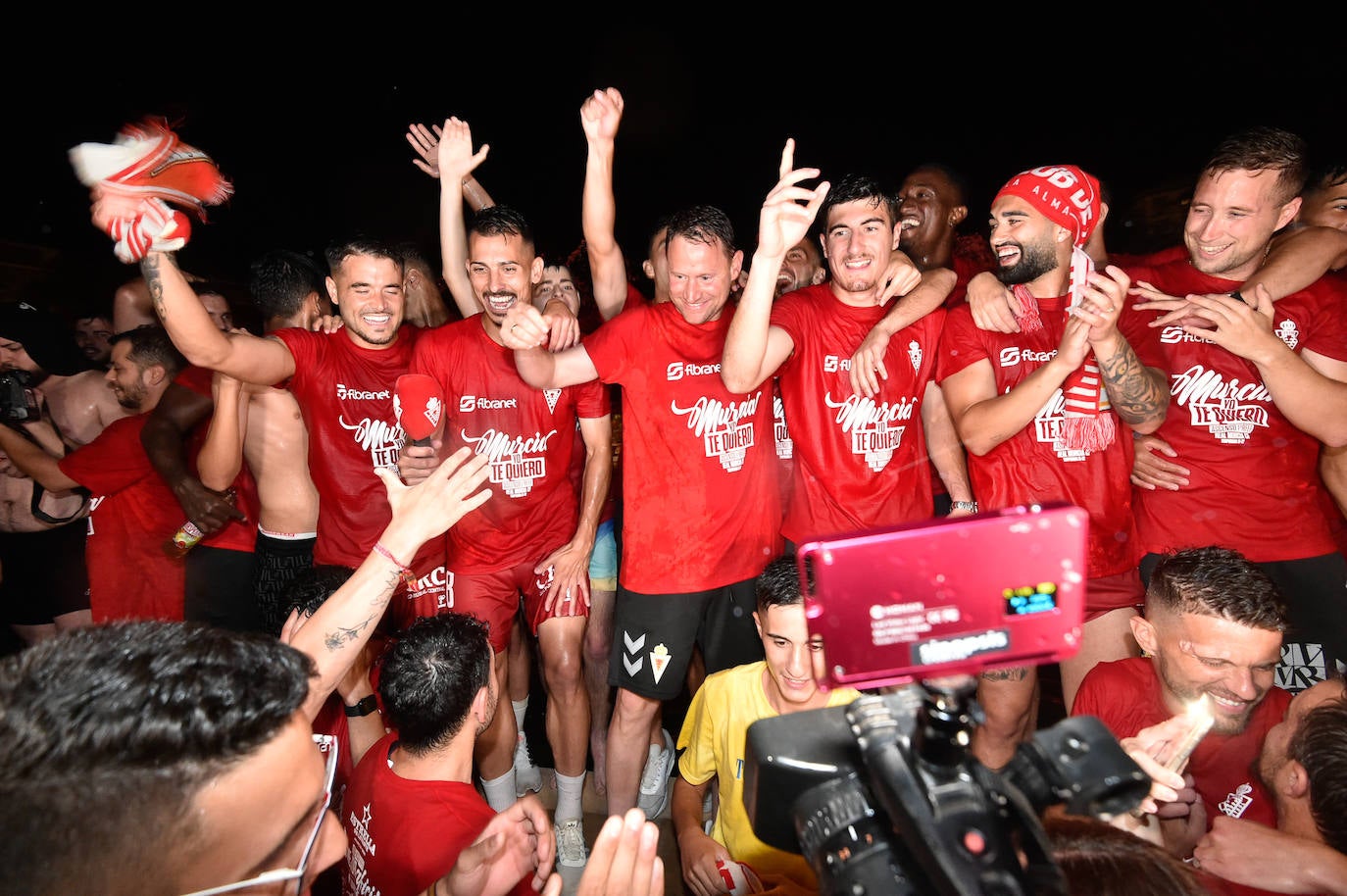 Fotos: Murcianos eufóricos celebran en &#039;La Redonda&#039; el ascenso del Real Murcia