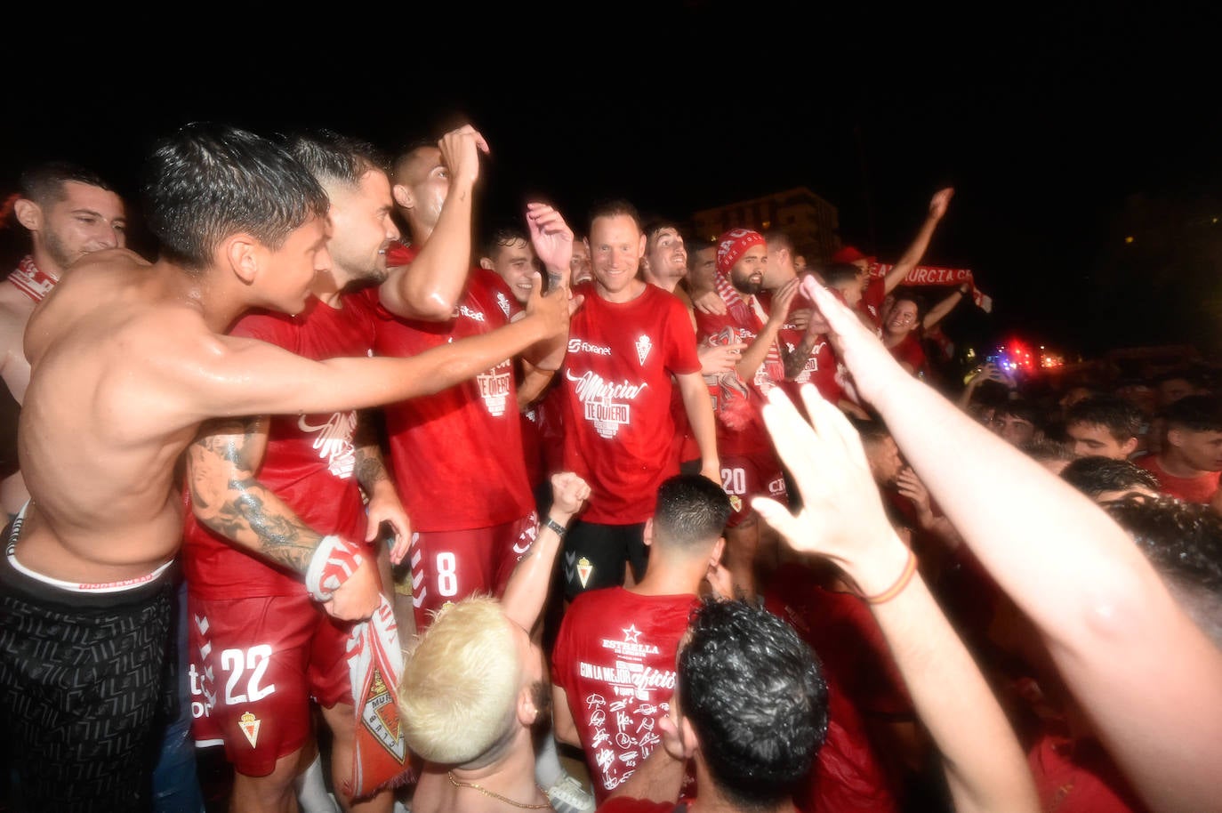 Fotos: Murcianos eufóricos celebran en &#039;La Redonda&#039; el ascenso del Real Murcia