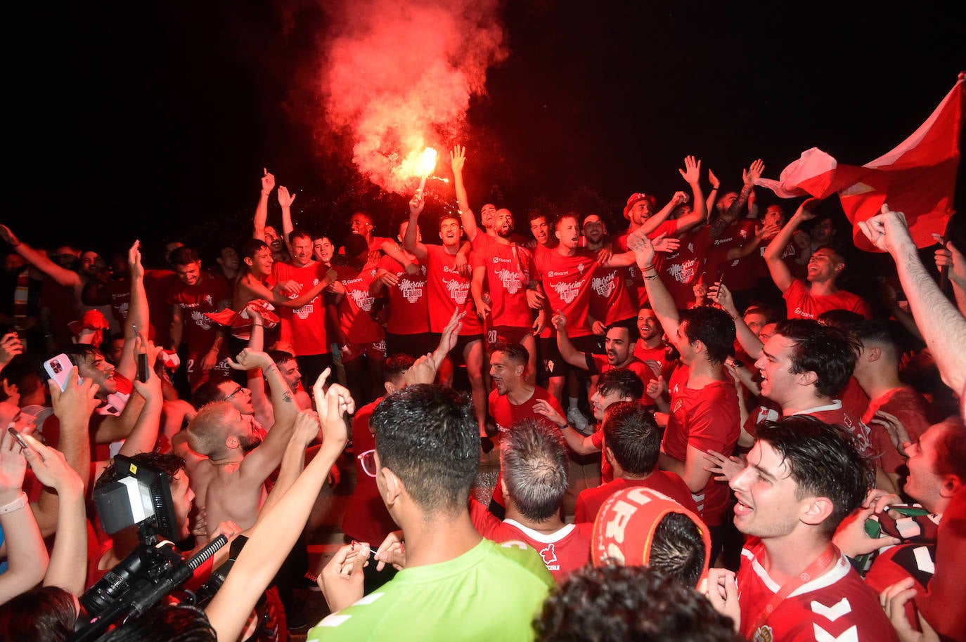 Fotos: Murcianos eufóricos celebran en &#039;La Redonda&#039; el ascenso del Real Murcia