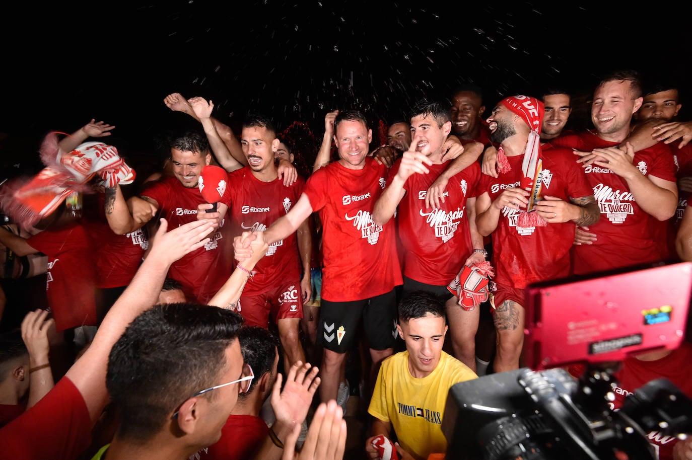 Fotos: Murcianos eufóricos celebran en &#039;La Redonda&#039; el ascenso del Real Murcia