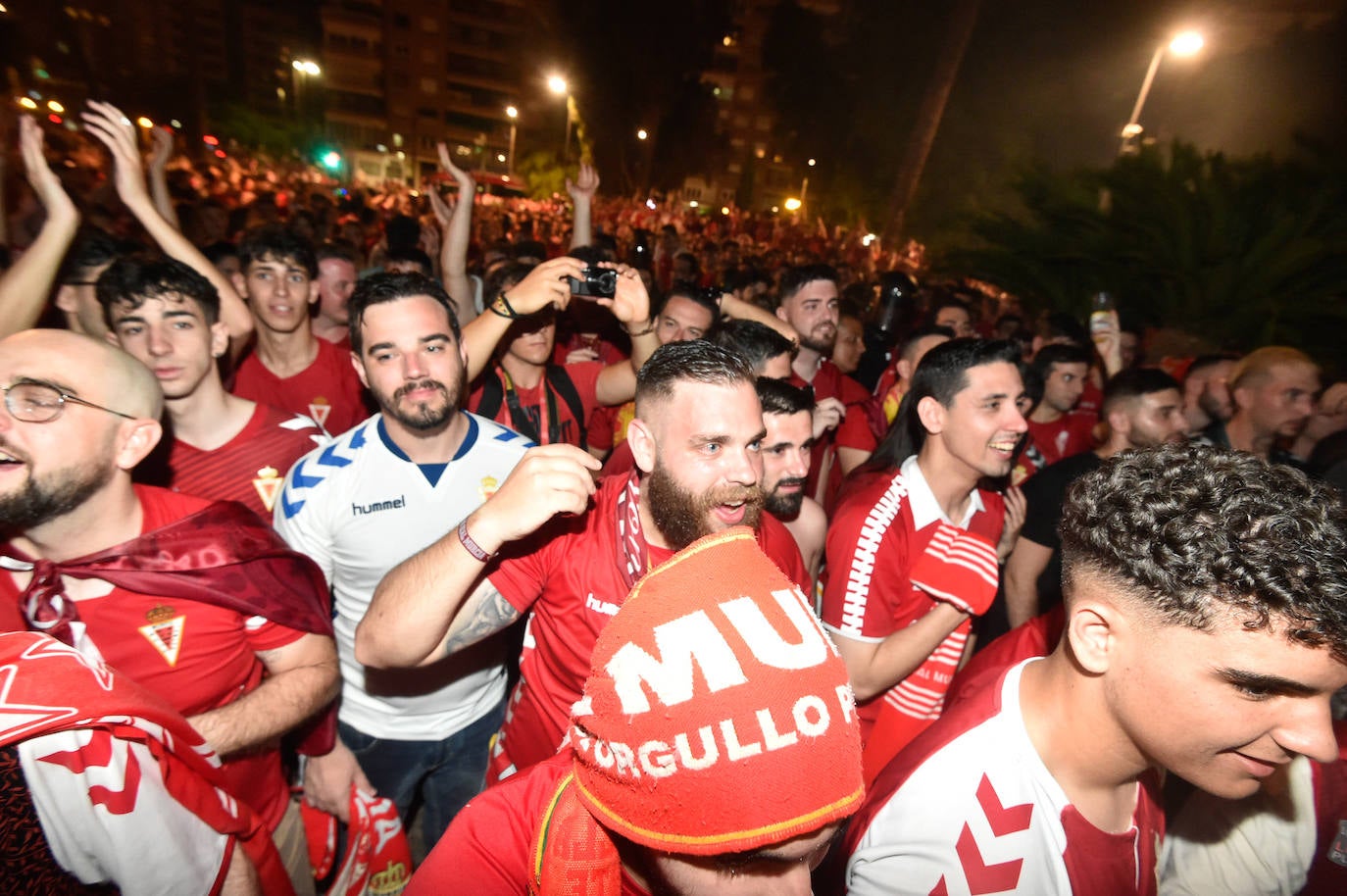 Fotos: Murcianos eufóricos celebran en &#039;La Redonda&#039; el ascenso del Real Murcia