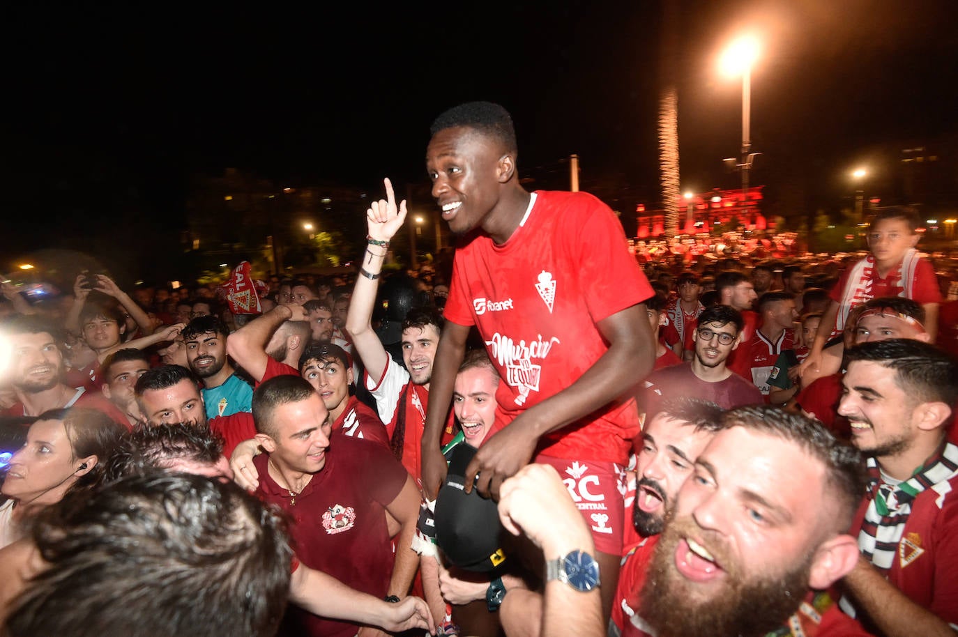 Fotos: Murcianos eufóricos celebran en &#039;La Redonda&#039; el ascenso del Real Murcia