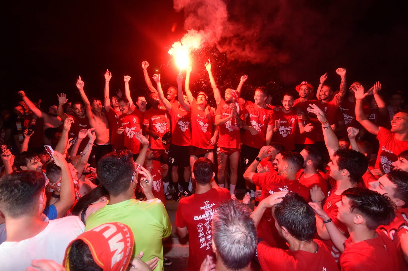 Fotos: Murcianos eufóricos celebran en &#039;La Redonda&#039; el ascenso del Real Murcia