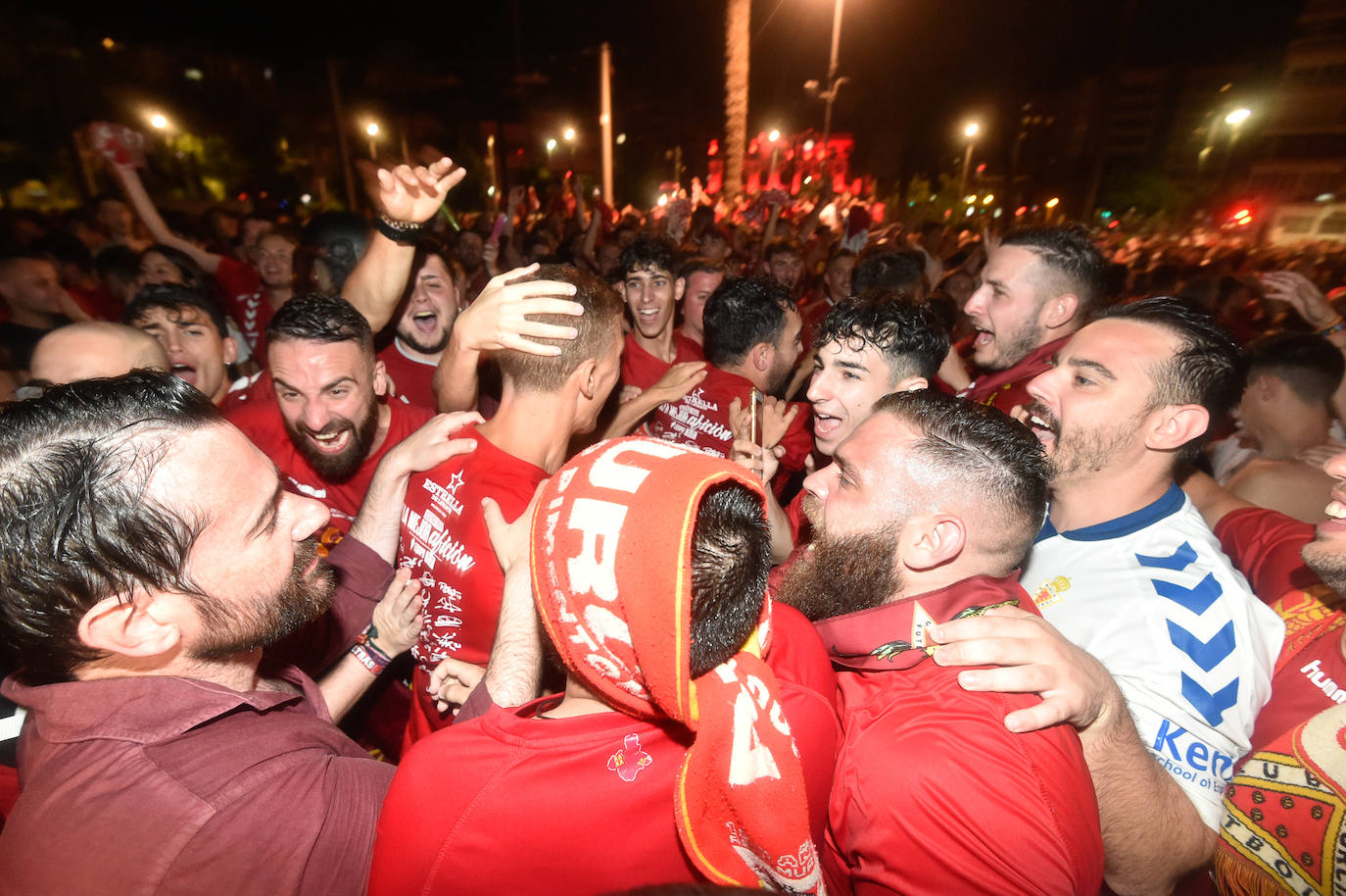 Fotos: Murcianos eufóricos celebran en &#039;La Redonda&#039; el ascenso del Real Murcia