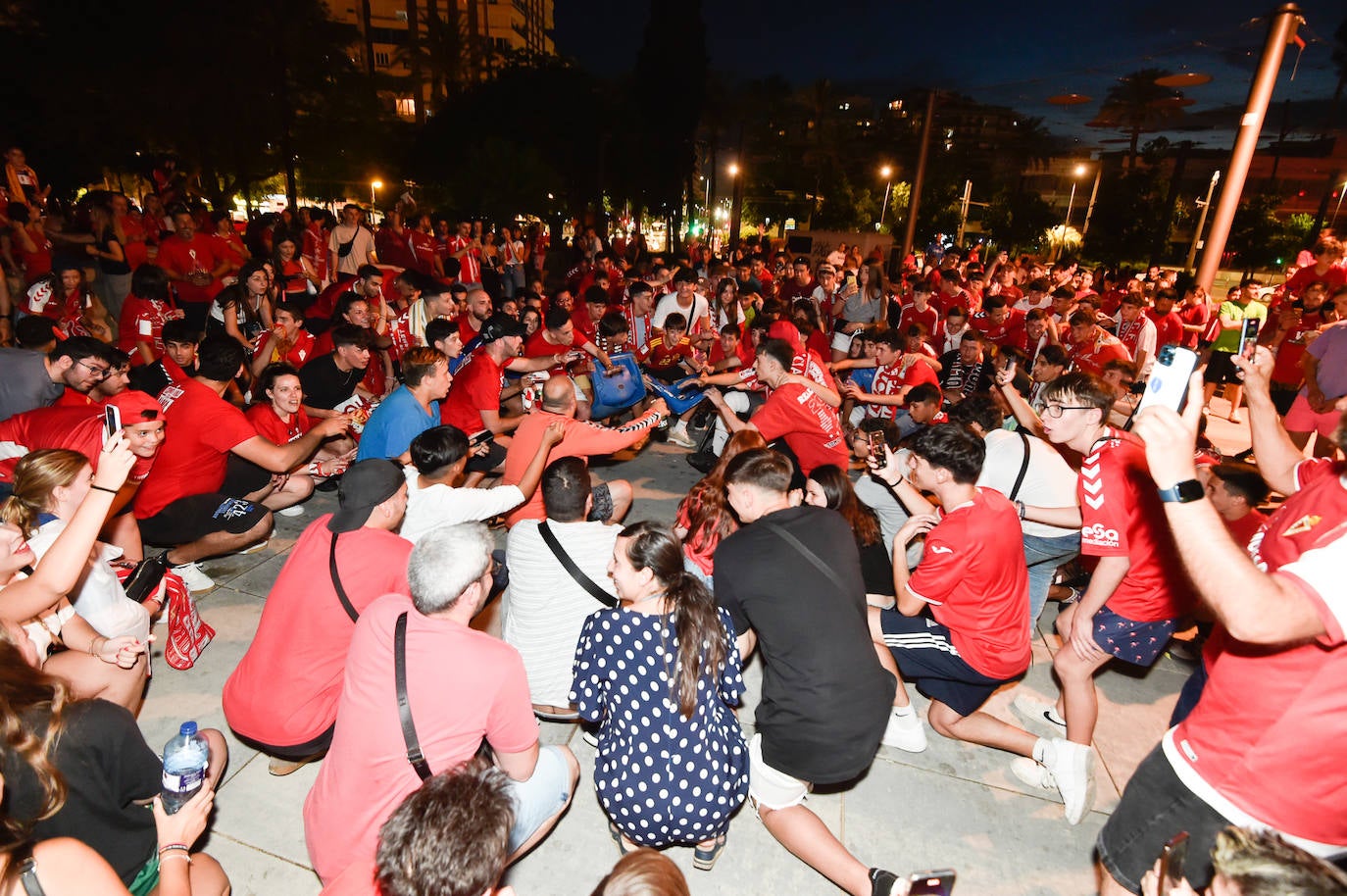 Fotos: Murcianos eufóricos celebran en &#039;La Redonda&#039; el ascenso del Real Murcia